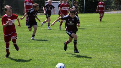 Bild: kro
Zwar kämpften die D-Junioren der SpVgg Wiesau (rotes Trikot) um jeden Ball, dennoch blieben sie punkt- und torlos. Das Bild zeigt eine Szene aus dem Spiel SpVgg Wiesau gegen den 1. FC Nürnberg, das die Clubberer mit 3:0 gewannen.