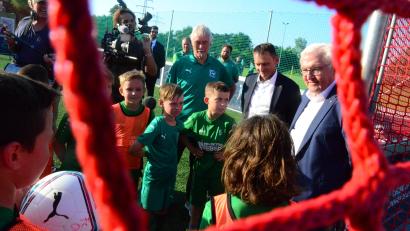 Bild: Kunz
Bundespräsident Frank-Walter Steinmeier unterhält sich in der Soccer-Arena mit den U9-Kickern. Sein Besuch wird natürlich auch von einem großen Medienaufgebot begleitet.