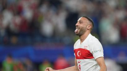 Bild: Marcus Brandt/dpa
Der Türke Cenk Tosun jubelt nach seinem Treffer zum 2:1-Endstand.