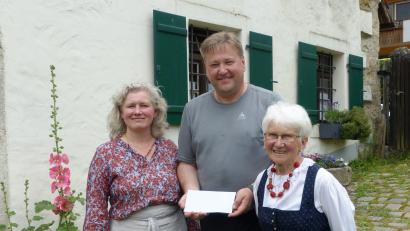 Bild: jp
Bürgermeister Stefan Braun übergibt an Birgitta Engelhard (links) und Anna Maria Weiß eine Spende der Marktgemeinde Kastl für das Heimatmuseum.