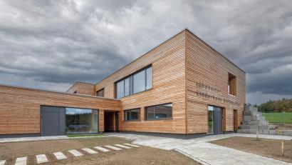 Bild: Gerhard Hagen, Bamberg
Das Kinderhaus Waldwichtel am Stadtrand von Waldsassen ist ein massiver Holzbau, der sich gut in die Landschaft einfügt.