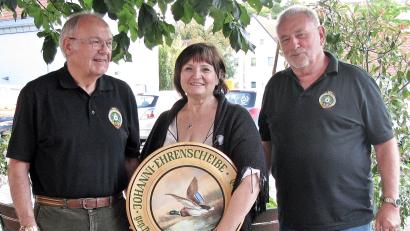 Bild: Reinhard Kreuzer/exb
Margit Gebhardt gewinnt zum ersten Mal die Johanni-Ehrenscheibe beim Schießen der Schützengesellschaft Rehbühl. Mit ihr freuen sich: Schützenmeister Franz Fuhrmann (links). und Karl Schmid (Zweiter Schützenmeister).