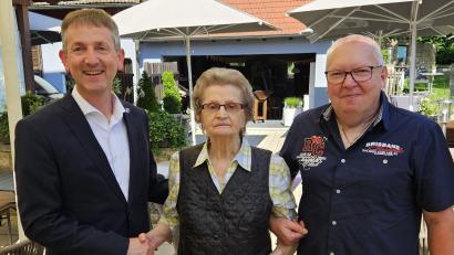 Bild: Albert Geitner/exb
Der Jubilarin Frieda Proksch gratulieren Bürgermeister Albert Geitner (links) und ihr Neffe Sebastian Pöhlitz.