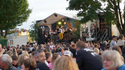 Bild: Claudia Moser/Weiden24/exb
Für Stimmung beim Johannisfeuer der KLJB Störnstein sorgt die „Pirker Blechmusi“. Ausgelassen tanzen viele Besucher.