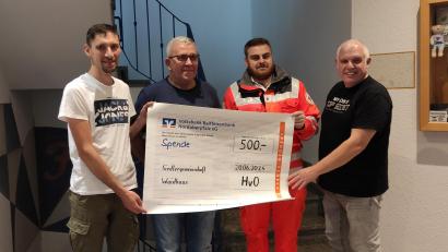 Bild: Ingrid Strehl
Andreas Grünbauer, Wolfgang Götz, Philipp Kraus und Tobias Wirth (von links) bei der Spendenübergabe. Mit dem Geld soll ein neues Einsatzfahrzeug für den Helfer vor Ort mitfinanziert werden.