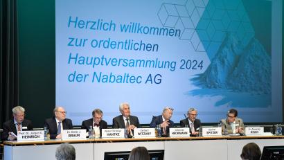 Bild: Petra Hartl
Bei der Hauptversammlung der Nabaltec AG wird ein Wechsel im Aufsichtsrat des Unternehmens beschlossen. Das Bild zeigt von links Jürgen G. Heinrich, Dieter J. Braun, Notar Christian Hantke, Gerhard Witzany, Johannes Heckmann, Günther Spitzer und Alexander Risch.