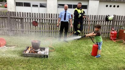 Bild: Tania Schraml/exb
Bei der Brandschutzübung im Kinderhaus Steinwaldzwerge durften die Kinder auch ein Feuer löschen.