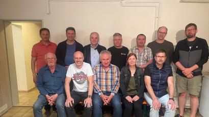 Bild: Thomas Seidl/exb
Der neue Vorstand der Wasserversorgung Altensteinreuth um Michael Krauß (sitzend, Zweiter von links) und Reinhold Gößner (sitzend, Fünfter von links) mit dem scheidenden Vorsitzenden Siegfried Vornhof (sitzend, Dritter von links), den Wasserwarten und Bürgermeister Günter Kopp.