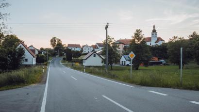 Bild: Susanne Forster
Beim Ausbau der Ortsdurchfahrt Schwarzenbach sollen auch Wünsche der Ortsbewohner berücksichtigt werden. Die sprachen sich in einer Ortsversammlung für eine Verlängerung des geplanten Gehwegs bis zur Abzweigung Tännersreuth (im Bild rechts). Den aktuellen Planungen nach wird der Gehsteig einige Meter hinter dem Ortsschild enden, in etwa auf Höhe des Grundstücksbeginns des ersten Anwesens auf der rechten Seite (von Bärnau kommend).