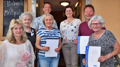 Bild: hdk
Die Geehrten des VdK Königstein (von links): Manuela Trautmann, Kreisvorsitzende Marianne Kies-Baldasty, Gertrud Kohler, Bürgermeister Jörk Kaduk, Vorsitzende Doris Lehnerer, Peter Kohler und Christa Leines.