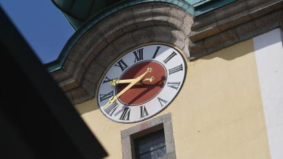 Bild: Gabi Schönberger
Nicht wie man vermuten könnte der Kirche gehört die Turmuhr von Sankt Georg in Neustadt/WN. Seit 200 Jahren ist die Stadt für die Funktionsfähigkeit des Zeitmessers samt des doppelten Glockenschlags zuständig.