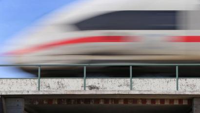 Bild: Karl-Josef Hildenbrand/dpa
Bahnkunden drohen wegen stark steigender Trassenpreise teurere Tickets und weniger Verbindungen.