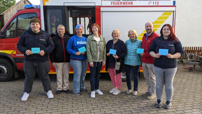 Bild: Maria Wildenauer/exb
Spendenübergabe an alle Beteiligten nach der Benefizveranstaltung "O'Schnitt-Halle – Kunterbunt". Von links: Nico Kellner, Karl Wildenauer, Ria Schönberger, Gabriele Striegl, Petra Frischholz, Jutta Harbig, Thomas Mathes und Julia Wachter.