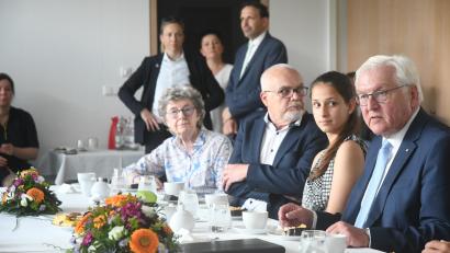 Bild: Gabi Schönberger
Bundespräsident Frank-Walter Steinmeier (rechts) diskutiert mit Bürgerinnen und Bürgern im Stadtteilzentrum in Weiden unter anderem über den Ukrainekrieg, Waffenlieferungen und Windenergie: (von links) Dr. Bertheide Nickl, Johannes Bradtka und Ema Kolesárová.