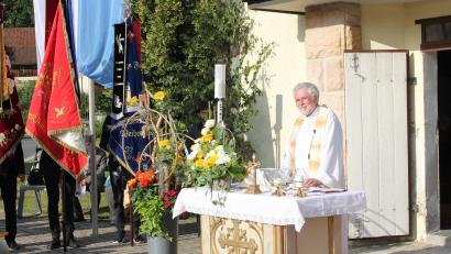 Bild: bjp
Über das zweifache Liebesgebot Jesu als Quintessenz aller göttlichen Weisungen predigt Pfarrer Edmund Prechtl beim Zessauer Festgottesdienst.