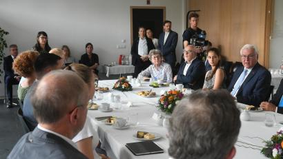 Bild: Gabi Schönberger
Bundespräsident Frank-Walter Steinmeier diskutiert im Café Mitte am Stockerhutpark mit Schulleiter Harald Pröm, Lehrer Roland Richter und den Schülerinnen Marlene Schärtl und Ema Kolesárová über Mädchenschulen.