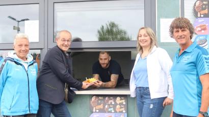 Bild: mrr
"Eine Portion Currywurst mit Pommes, bitte" – der Kiosk des Riedener Freibads ist wieder verpachtet (von links): Dagmar Gabert, Bürgermeister Erwin Geitner, Johannes Baldauf, Carola Baldauf und Bademeister Max Wagner.