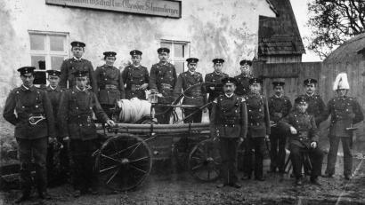 Bild: Feuerwehr Neudorf-Rosenbühl/exb
Unser Bild zeigt die Wehr ein Jahr nach der Gründung im Jahr 1900. Stolz präsentiert sie vor der Gastwirtschaft von Theodor Schaumberger die neue Löschmaschine. Jetzt feiern die Brandschützer 125-jähriges Bestehen.