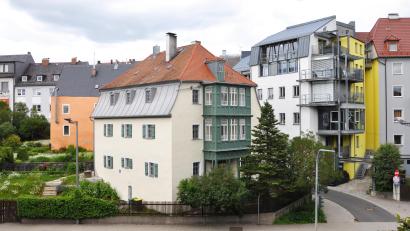 Bild: Architekturbüro Kuchenreuther/exb
Auch das Waldenfels-Haus (im Vordergrund) in der Mühlstraße 2 in Marktredwitz ist am Sonntag eine Station bei den Architektouren.