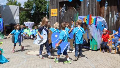 Bild: gru
Die Kindergartenkinder bei ihrer Aufführung: Sie spielten Glitzerfische, von denen der Wal so fasziniert war.