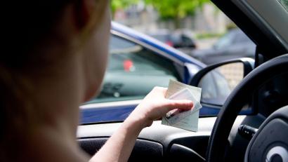 Bild: Inga Kjer/dpa
Ihre Papiere, bitte: Manches zum Auto hat man besser auch unterwegs immer griffbereit, anderes sollte gar nicht im Auto dabei sein.