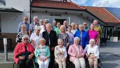Bild: Christa Lilla/exb
70 Jahren nach ihrer Einschulung trafen sich die ehemaligen Klassenkameraden beim Wulfen in Kauerhof.