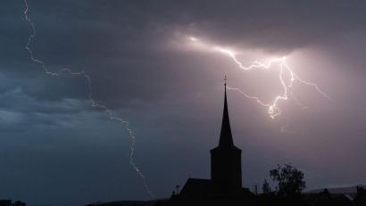 Symbolbild: Nicolas Armer
Der Deutsche Wetterdienst (DWD) warnt am Donnerstag, 27. Juni, vor schweren Gewittern.