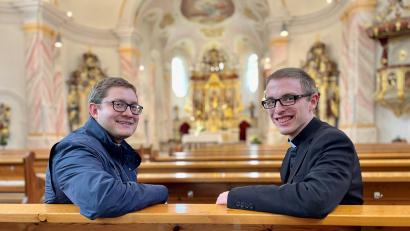 Bild: Gabi Schönberger
Am 29. Juni feiern Matthias Merkl (links) und Michael Steinhilber im Regensburger Dom ihre Priesterweihe. Hier sitzen die beiden in der Kohlberger Kirche, der Heimatpfarrei von Merkl. Steinhilber stammt aus Etzgersrieth bei Moosbach.
