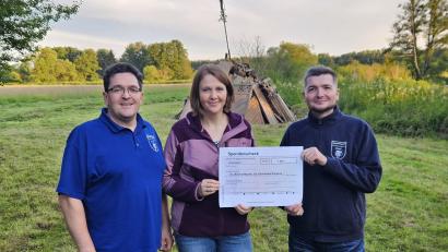 Bild: Annette Punzmann/exb
Xantl-Vorsitzender Oliver Pöhnl (rechts) und Kassier Martin Heiß (links) überreichen Annette Punzmann 1000 Euro für die Sanierung der Steinfelser Empore.