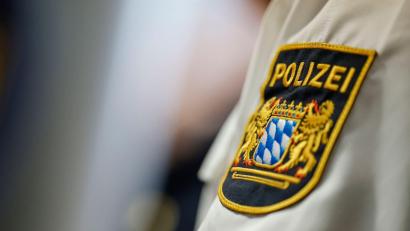 Symbolbild: Daniel Löb /dpa
Emblem der Polizei in Bayern.