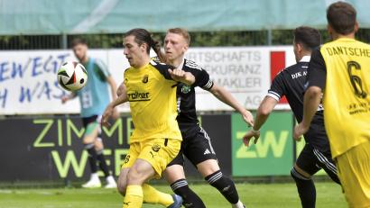 Bild: Hubert Ziegler
Erol Özbay (links, Szene aus der Partie gegen Ammerthal) trägt seit dieser Saison das Trikot der DJK Vilzing. Am Freitag kommt es zum Wiedersehen mit seinem Ex-Verein SpVgg SV Weiden.