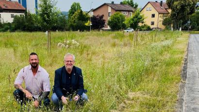 Bild: Kerschbaum/Stadt Schwandorf/exb
Oberbürgermeister Andreas Feller (rechts) und Bauhofleiter Michael Übel erläutern die Vorgehensweise bei den Mäharbeiten des Städtischen Bauhofes. Hier sind Verkehrssicherheit und Naturschutz von Bedeutung.