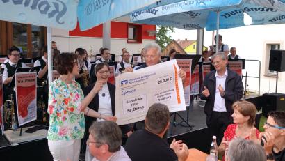 Bild: fvo
Schwester Diane ist nach eigenen Worten ganz "aus dem Häusl" vor Freude über die Spendensumme. Monika Weig (links) und Franz Wittmann übergeben im Beisein von Pfarrer Norbert Götz (rechts) beim Kirchweihfest 25.000 Euro für die Arbeit der Lennesriether Missionsschwester in Südafrika.