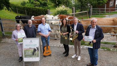 Bild: Steinwald-Allianz/exb
Eva Gibhardt und Günther Erhardt von der Öko-Modellregion, Hofbesitzer Matthias Zahn, Projektleiterin Elisabeth Waldeck, Musikschulleiter Tobias Böhm und Bürgermeister Werner Prucker (von links) sind gespannt, wie die Veranstaltung bei den Kühen ankommt.