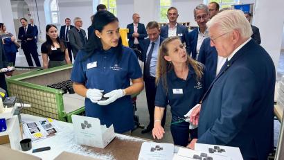 Bild: Gabi Schönberger
Kein reiner Wohlfühltermin – Bundespräsident Frank-Walter Steinmeier bei den Damen in der Seltmann-Packerei.