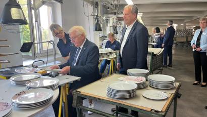 Bild: Gabi Schönberger
Bei einem Besuch in der Porzellanfabrik Seltmann bekommt Bundespräsident Frank-Walter Steinmeier einen Einblick in die Produktion.
