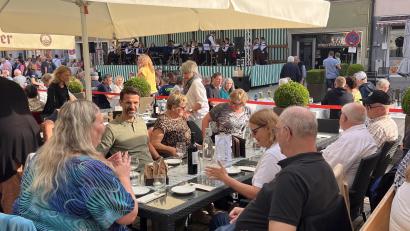 Bild: Stadt Auerbach/exb
Die französischen Gäste aus Laneuveville devant Nancy besuchten gemeinsam mit ihren deutschen Gastgebern die Sommerserenade der Knabenkapelle Auerbach.