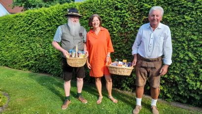 Bild: Hans Forster
Über einen Präsentkorb als letztplatzierter Kartler freut sich Wolfgang Gleißner (links), über den als bestplatzierter Hans Forster (rechts) Es gratuliert Sabine Herrmann, Vorsitzende der "Grünen Au".