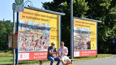 Bild: Petra Hartl
Zum zweiten Mal wirbt in diesem Jahr die Brauerei Bruckmüller für ihr Holzzelt auf dem Bergfest. Künstler Achim Hüttner und Xaver Bruckmüller stoßen schon mal darauf an.