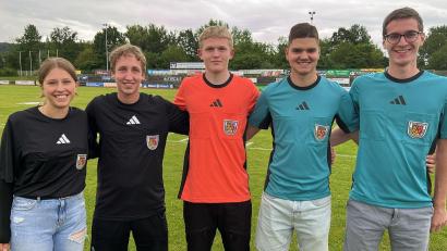 Bild: gel
Sie pfeifen in der neuen Saison eine Liga höher: (von links) Marie Gamperl, Marcel Opeldus (Bezirks-Förderkader), Paul Behlau (Bezirksliga), Lukas Schwendner (Nachwuchsleistungszentrum) und Markus Hann (Landesliga).