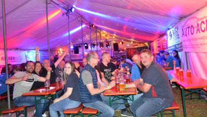 Bild: gi
Gut kommt das erste Sommernachtsfest der Feuerwehr Tröbes im Festzelt am Feuerwehrhaus an – trotz anderer Veranstaltungen in der Region.