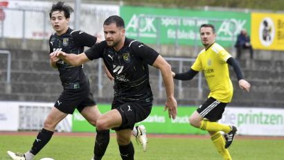Archivbild: Hubert Ziegler
Maximilian Witzel (Mitte) traf für den FC Amberg zur Führung im Test gegen den SC Luhe-Wildenau.