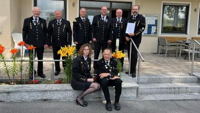 Bild: Bergknappenverein/exb
Der Vorstand der Bergknappen Sulzbach-Rosenberg will den Verein so lange wie möglich am Leben halten: die Beisitzer Heiner Kölbel und Rainer Mirche, Musikvertreter Martin Kernl, Fahnenträger Ingo Renner, Schriftführer Hans-Jürgen Reitzenstein, Vorsitzender Armin Kraus (hinten von links), Kassiererin Karin Kraus und stellvertretender Vorsitzender Georg Rubenbauer (vorne von links).