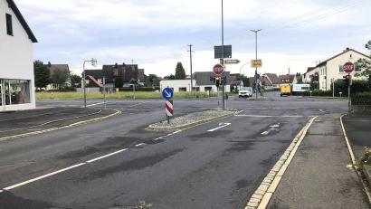 Bild: wro
Noch regelt eine Ampelanlage den Verkehr an der Kreuzung in Fichtenschacht. Der Kreisverkehr ist beschlossene Sache. Die Baumaßnahmen starten Anfang August.