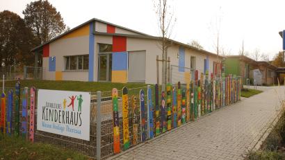 Bild: Kinderhaus Schönsee/Koch/exb
Zur Straße hin soll das Schönseer Kinderhaus einen Anbau erhalten.