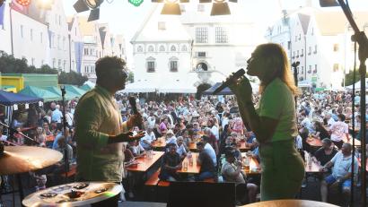 Archivbild: Gabi Schönberger
Am Sonntag wird in der Weidener Altstadt wieder ordentlich gefeiert. Musik gibt's an allen Ecken und Ende. Die beiden Hauptbühne stehen am Oberen und Unteren Markt. Doch auch in den Gasse und auf den kleineren Plätze ist mächtig was los.