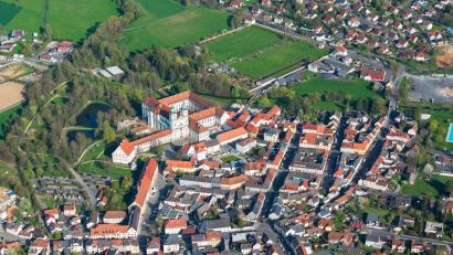 Bild: mür
Die vom Kloster Waldsassen (Bild) geprägte Kulturlandschaft im Stiftland wird am Mittwoch zusammen mit 16 weiteren Klosterlandschaften in Europa in Antwerpen das Europäische Kulturerbe-Siegel verliehen. Die Verantwortlichen versprechen sich im Netzwerk viele neue Impulse, die letztendlich die Wertschöpfung in der Region stabilisieren und steigern helfen.