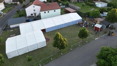 Bild: Christoph Maderer/exb
Beim Aufbau der Festzelte packten alle mit an.