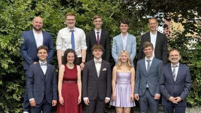 Bild: ero
Bei der Abiturfeier am Amberger Erasmus-Gymnasium werden die Abiturienten mit dem besten Notenschnitt besonders ausgezeichnet. Vorne, von links: Vinzenz Ram (1,4), Emma Nagler (1,0), Kilian Scharf (1,3), Anna Kaltner (1,0) und Max Fruntke (1,4) zusammen mit Schulleiter Christian Weiß-Mayer; hinten (von links): Oberstufenkoordinator Stefan Sehnke, Raphael Junkes (1,0), Florian Schneider (1,0), Moritz Auernhammer (1,4) und Oberstufenkoordinator Andreas Wenkmann.