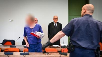 Bild: Thomas Witzgall
Verstörende Szenen vor dem Landgericht in München. Zu Beginn der Verhandlung beleidigte der 59-jährige Angeklagte seine Pflichtverteidiger (hinten) als "vermutlich pädokriminell".